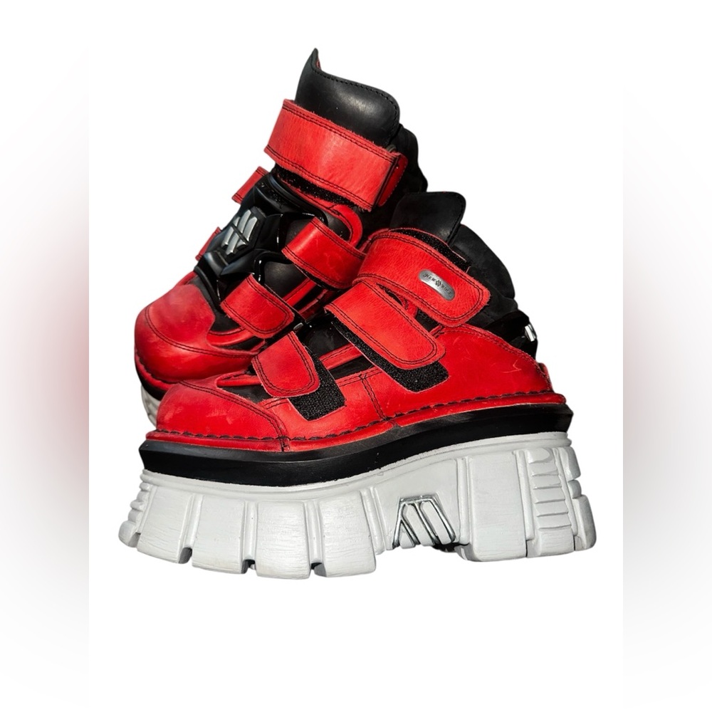 CHUNKY PLATFORM BOOTS ADD PUNK EDGE TO YOUR LOOK. - Picture 2 of 5